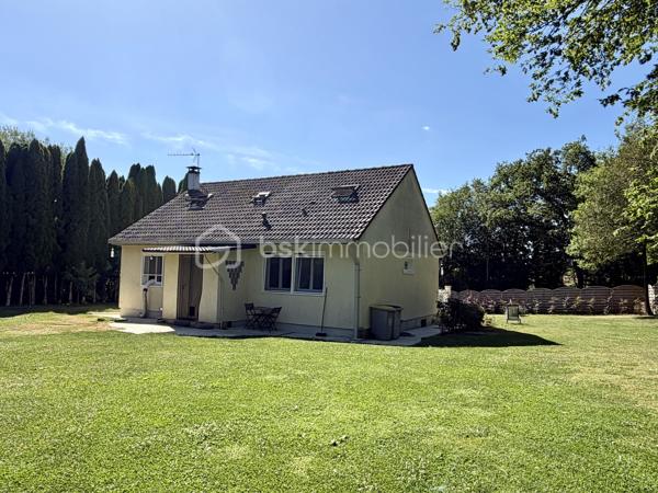 Située sur la commune de Bois-Anzeray, au coeur d'un environnement calme et verdoyant, cette maison bénéficie d'un cadre de vie paisible.
Cette commune est appréciée pour sa tranquillité tout en restant à proximité des commodités et des principaux axes de circulation. Vous profiterez également de villes telles que Bernay, l'Aigle et Conches-en-ouche facilement accessibles.

Découvrez cette agréable maison d'environ 110 m2 (120 m2 au sol), sur un sous-sol complet.

Au rez-de-chaussée, vous trouverez un sas d'entrée suivi d'une belle pièce de vie lumineuse de 40 m2 avec un placard dans l'entrée, une cuisine indépendante aménagée et équipée, deux chambres ainsi qu'une salle d'eau avec wc.

À l'étage, un palier dessert deux chambres.

À l'extérieur, vous profiterez d'un jardin clôturé d'environ 1 367 m2, agrémenté d'une dépendance d'environ 20 m2. 
Un bois de 1 379 m2 avec accès direct complète l'ensemble.

Côté prestations, la maison est équipée d'un chauffage électrique complété par un poêle à bois.
Les fenêtres ainsi que les volets roulants solaires ont été remplacés cette année.
Deux store bannes ainsi qu'un portail motorisé viennent compléter les équipements extérieurs.

Une visite vidéo est disponible sur YT ( ÉLISE SOARES immobilier).