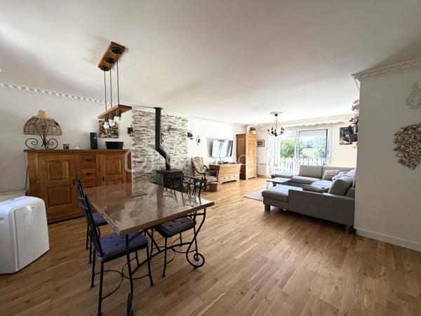 Située sur la commune de Bois-Anzeray, au coeur d'un environnement calme et verdoyant, cette maison bénéficie d'un cadre de vie paisible.
Cette commune est appréciée pour sa tranquillité tout en restant à proximité des commodités et des principaux axes de circulation. Vous profiterez également de villes telles que Bernay, l'Aigle et Conches-en-ouche facilement accessibles.

Découvrez cette agréable maison d'environ 110 m2 (120 m2 au sol), sur un sous-sol complet.

Au rez-de-chaussée, vous trouverez un sas d'entrée suivi d'une belle pièce de vie lumineuse de 40 m2 avec un placard dans l'entrée, une cuisine indépendante aménagée et équipée, deux chambres ainsi qu'une salle d'eau avec wc.

À l'étage, un palier dessert deux chambres.

À l'extérieur, vous profiterez d'un jardin clôturé d'environ 1 367 m2, agrémenté d'une dépendance d'environ 20 m2. 
Un bois de 1 379 m2 avec accès direct complète l'ensemble.

Côté prestations, la maison est équipée d'un chauffage électrique complété par un poêle à bois.
Les fenêtres ainsi que les volets roulants solaires ont été remplacés cette année.
Deux store bannes ainsi qu'un portail motorisé viennent compléter les équipements extérieurs.

Une visite vidéo est disponible sur YT ( ÉLISE SOARES immobilier).
