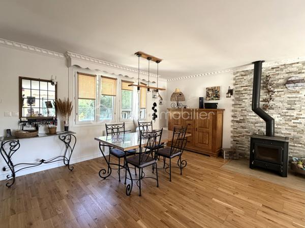 Située sur la commune de Bois-Anzeray, au coeur d'un environnement calme et verdoyant, cette maison bénéficie d'un cadre de vie paisible.
Cette commune est appréciée pour sa tranquillité tout en restant à proximité des commodités et des principaux axes de circulation. Vous profiterez également de villes telles que Bernay, l'Aigle et Conches-en-ouche facilement accessibles.

Découvrez cette agréable maison d'environ 110 m2 (120 m2 au sol), sur un sous-sol complet.

Au rez-de-chaussée, vous trouverez un sas d'entrée suivi d'une belle pièce de vie lumineuse de 40 m2 avec un placard dans l'entrée, une cuisine indépendante aménagée et équipée, deux chambres ainsi qu'une salle d'eau avec wc.

À l'étage, un palier dessert deux chambres.

À l'extérieur, vous profiterez d'un jardin clôturé d'environ 1 367 m2, agrémenté d'une dépendance d'environ 20 m2. 
Un bois de 1 379 m2 avec accès direct complète l'ensemble.

Côté prestations, la maison est équipée d'un chauffage électrique complété par un poêle à bois.
Les fenêtres ainsi que les volets roulants solaires ont été remplacés cette année.
Deux store bannes ainsi qu'un portail motorisé viennent compléter les équipements extérieurs.

Une visite vidéo est disponible sur YT ( ÉLISE SOARES immobilier).