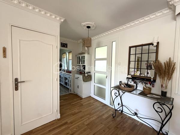 Située sur la commune de Bois-Anzeray, au coeur d'un environnement calme et verdoyant, cette maison bénéficie d'un cadre de vie paisible.
Cette commune est appréciée pour sa tranquillité tout en restant à proximité des commodités et des principaux axes de circulation. Vous profiterez également de villes telles que Bernay, l'Aigle et Conches-en-ouche facilement accessibles.

Découvrez cette agréable maison d'environ 110 m2 (120 m2 au sol), sur un sous-sol complet.

Au rez-de-chaussée, vous trouverez un sas d'entrée suivi d'une belle pièce de vie lumineuse de 40 m2 avec un placard dans l'entrée, une cuisine indépendante aménagée et équipée, deux chambres ainsi qu'une salle d'eau avec wc.

À l'étage, un palier dessert deux chambres.

À l'extérieur, vous profiterez d'un jardin clôturé d'environ 1 367 m2, agrémenté d'une dépendance d'environ 20 m2. 
Un bois de 1 379 m2 avec accès direct complète l'ensemble.

Côté prestations, la maison est équipée d'un chauffage électrique complété par un poêle à bois.
Les fenêtres ainsi que les volets roulants solaires ont été remplacés cette année.
Deux store bannes ainsi qu'un portail motorisé viennent compléter les équipements extérieurs.

Une visite vidéo est disponible sur YT ( ÉLISE SOARES immobilier).