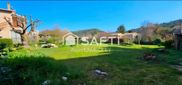 Maison rénovée à Riez, 73 m², 2 chambres, véranda, jardin arboré, proche commodités.
