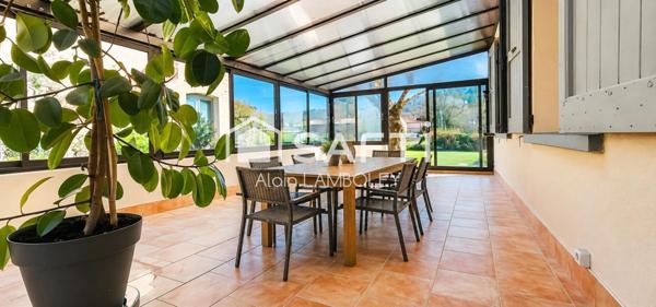 Maison rénovée à Riez, 73 m², 2 chambres, véranda, jardin arboré, proche commodités.