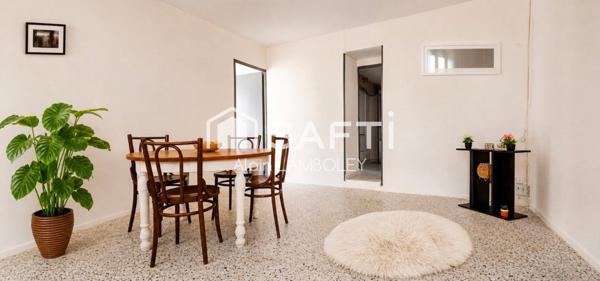 Maison rénovée à Riez, 73 m², 2 chambres, véranda, jardin arboré, proche commodités.