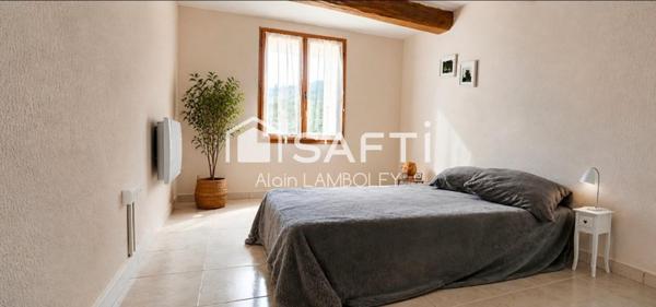 Maison rénovée à Riez, 73 m², 2 chambres, véranda, jardin arboré, proche commodités.