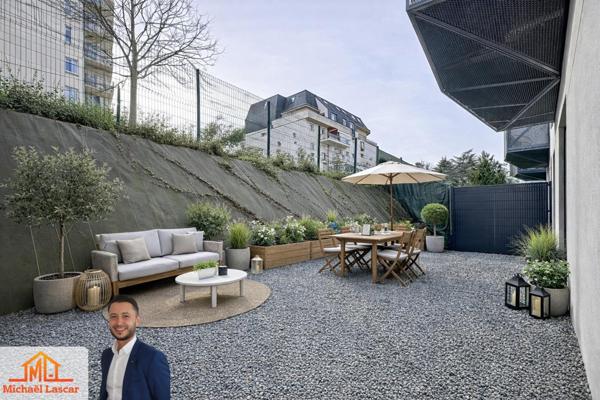 Souplex haut de gamme avec cour et parking