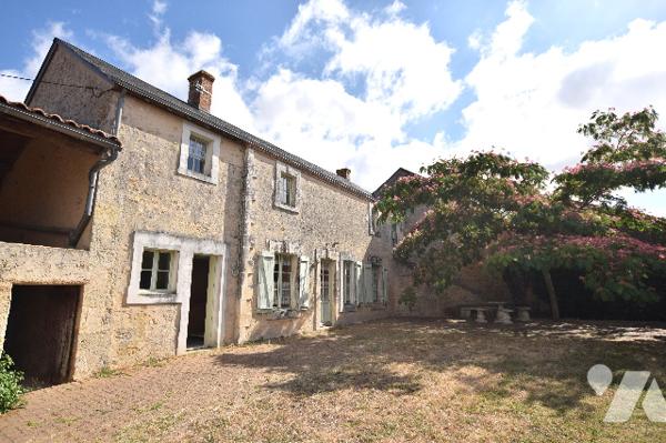 Charmante maison en pierre, cuisine-séjour spacieux, salon, 3 chambres, nombreuses dépendances