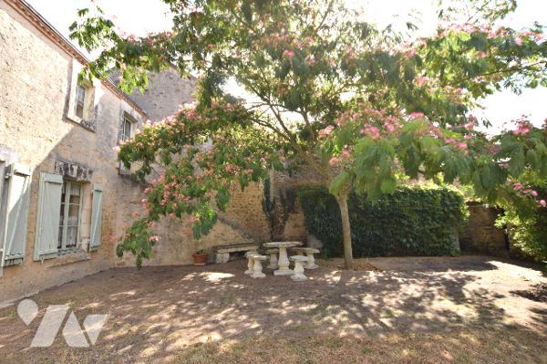 Charmante maison en pierre, cuisine-séjour spacieux, salon, 3 chambres, nombreuses dépendances