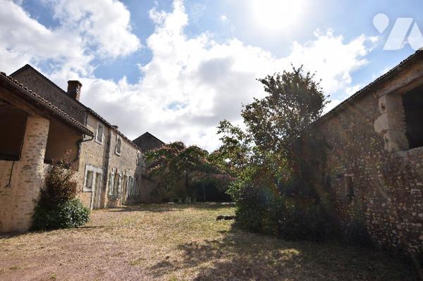 Charmante maison en pierre, cuisine-séjour spacieux, salon, 3 chambres, nombreuses dépendances