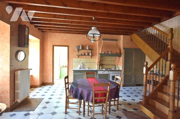 Charmante maison en pierre, cuisine-séjour spacieux, salon, 3 chambres, nombreuses dépendances