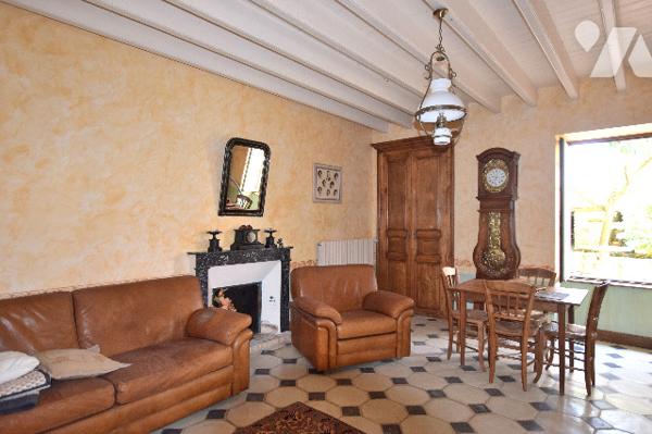 Charmante maison en pierre, cuisine-séjour spacieux, salon, 3 chambres, nombreuses dépendances