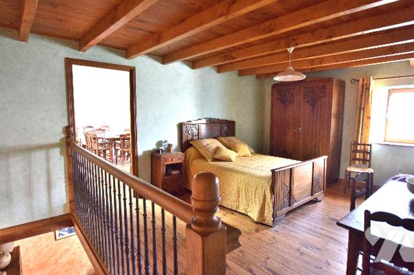 Charmante maison en pierre, cuisine-séjour spacieux, salon, 3 chambres, nombreuses dépendances