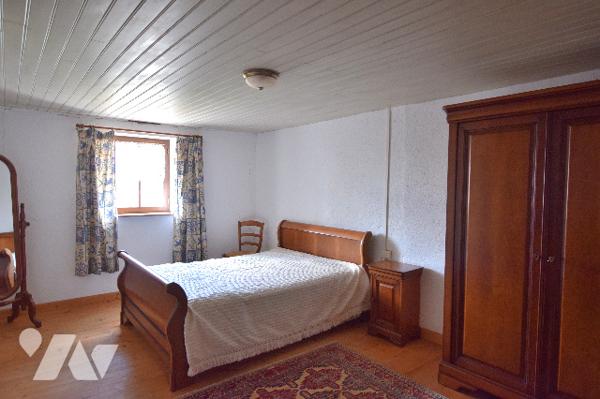 Charmante maison en pierre, cuisine-séjour spacieux, salon, 3 chambres, nombreuses dépendances