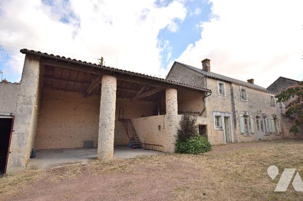 Charmante maison en pierre, cuisine-séjour spacieux, salon, 3 chambres, nombreuses dépendances