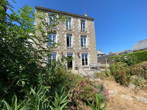 A vendre maison bourgeoise en centre ville de Dinan 8 chambres jardin plein Sud  de. 460m2