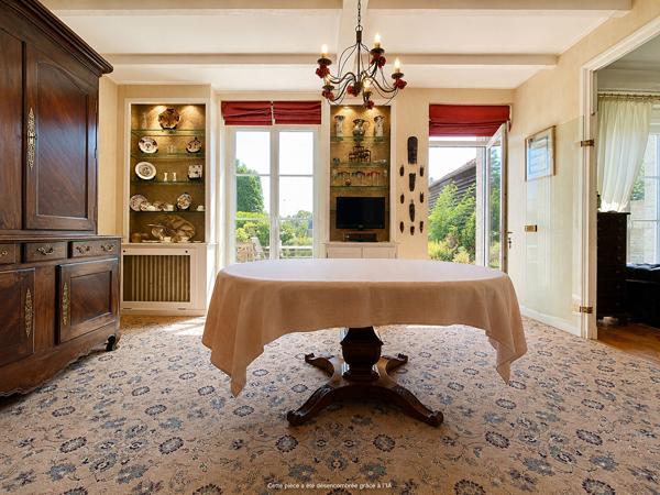 A vendre maison bourgeoise en centre ville de Dinan 8 chambres jardin plein Sud  de. 460m2