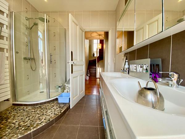 A vendre maison bourgeoise en centre ville de Dinan 8 chambres jardin plein Sud  de. 460m2