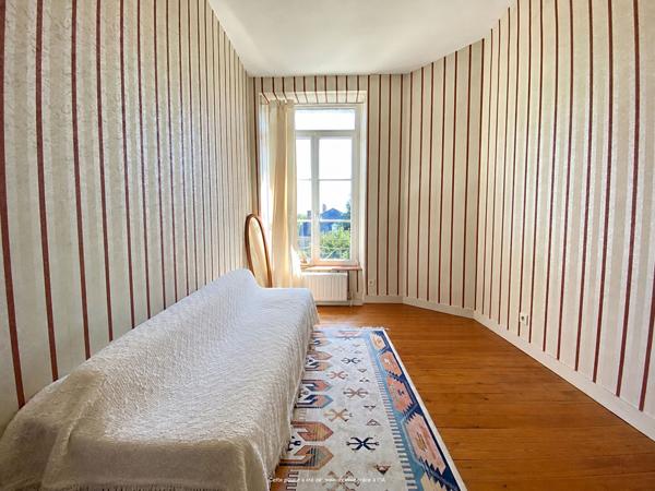 A vendre maison bourgeoise en centre ville de Dinan 8 chambres jardin plein Sud  de. 460m2