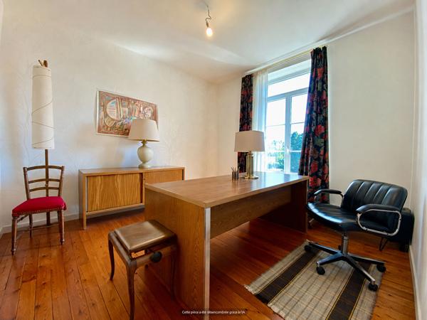 A vendre maison bourgeoise en centre ville de Dinan 8 chambres jardin plein Sud  de. 460m2