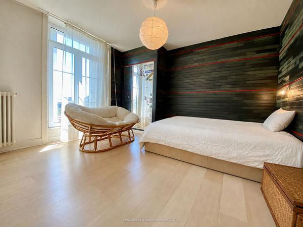 A vendre maison bourgeoise en centre ville de Dinan 8 chambres jardin plein Sud  de. 460m2