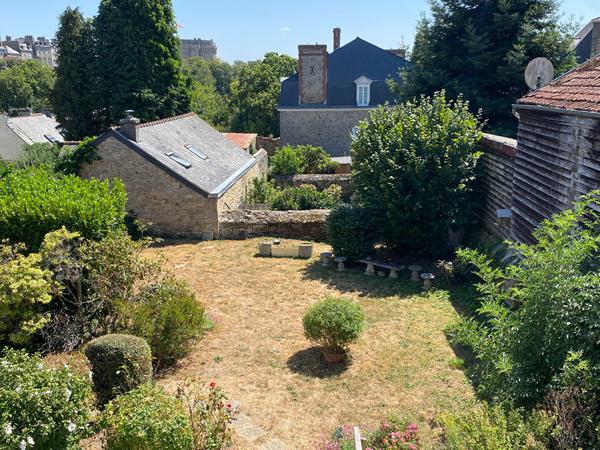 A vendre maison bourgeoise en centre ville de Dinan 8 chambres jardin plein Sud  de. 460m2