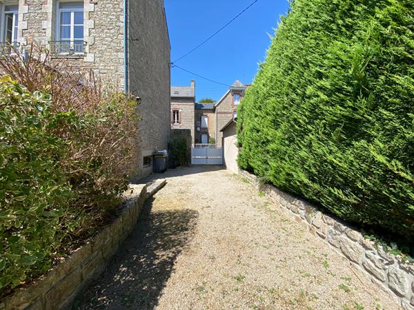 A vendre maison bourgeoise en centre ville de Dinan 8 chambres jardin plein Sud  de. 460m2