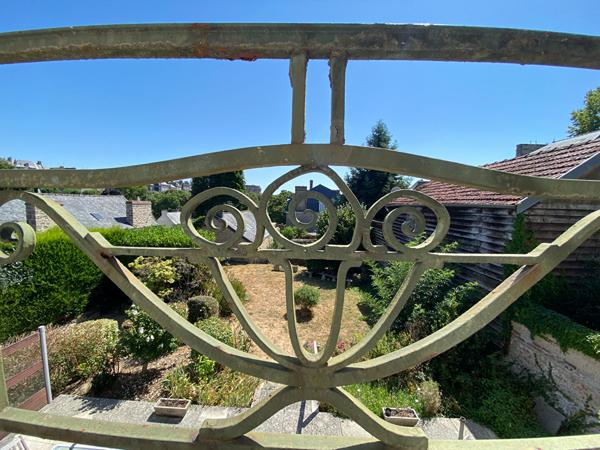 A vendre maison bourgeoise en centre ville de Dinan 8 chambres jardin plein Sud  de. 460m2