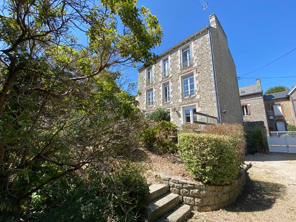 A vendre maison bourgeoise en centre ville de Dinan 8 chambres jardin plein Sud  de. 460m2
