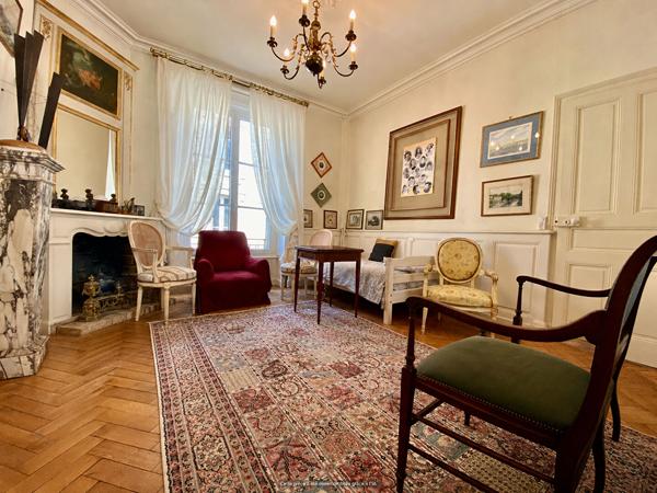 A vendre maison bourgeoise en centre ville de Dinan 8 chambres jardin plein Sud  de. 460m2