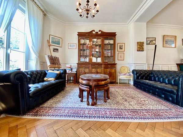 A vendre maison bourgeoise en centre ville de Dinan 8 chambres jardin plein Sud  de. 460m2