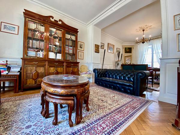 A vendre maison bourgeoise en centre ville de Dinan 8 chambres jardin plein Sud  de. 460m2