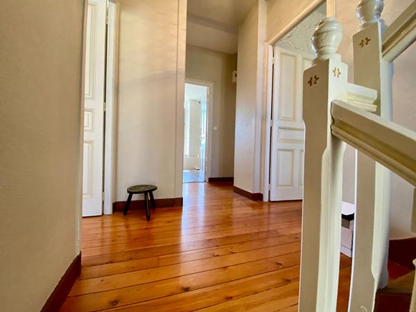 A vendre maison bourgeoise en centre ville de Dinan 8 chambres jardin plein Sud  de. 460m2