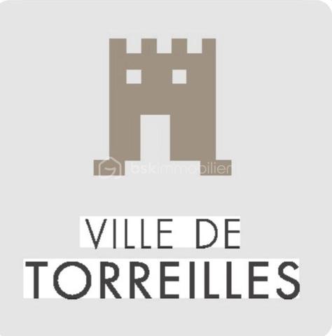 Torreilles, dans un lotissement calme et recherché, terrain constructible de 921m². 
À seulement 5 minutes à pied de toutes les commodités
Dépôts de permis déjà réalisés, projet d'habitation construction maison individuelle, surface plancher 165m², terrain viabilisé. 

Un emplacement idéal pour concrétiser votre projet de construction dans un cadre paisible, tout en restant proche de toutes les commodités.

Une belle opportunité pour donner vie à un projet d’exception.