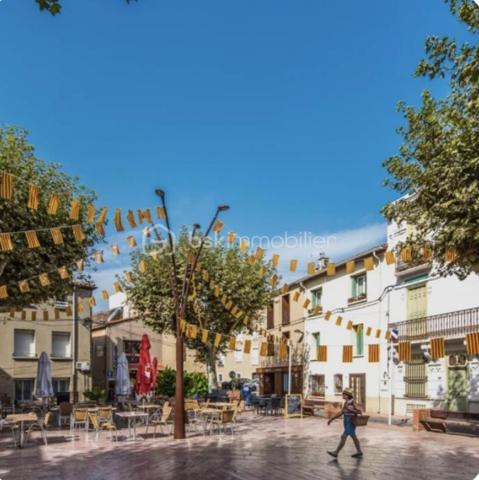 Torreilles, dans un lotissement calme et recherché, terrain constructible de 921m². 
À seulement 5 minutes à pied de toutes les commodités
Dépôts de permis déjà réalisés, projet d'habitation construction maison individuelle, surface plancher 165m², terrain viabilisé. 

Un emplacement idéal pour concrétiser votre projet de construction dans un cadre paisible, tout en restant proche de toutes les commodités.

Une belle opportunité pour donner vie à un projet d’exception.