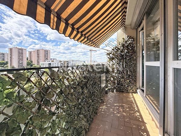 Appartement traversant moderne de 4 Pièces avec Cave et Parking en dernier étage - 69500 BRON