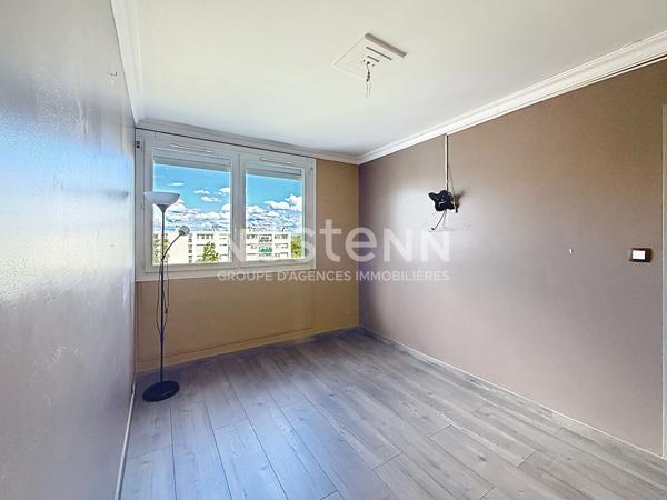 Appartement traversant moderne de 4 Pièces avec Cave et Parking en dernier étage - 69500 BRON