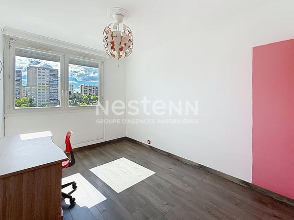 Appartement traversant moderne de 4 Pièces avec Cave et Parking en dernier étage - 69500 BRON