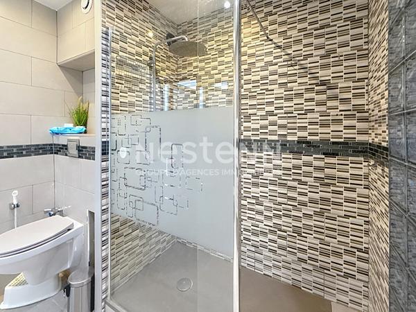 Appartement traversant moderne de 4 Pièces avec Cave et Parking en dernier étage - 69500 BRON