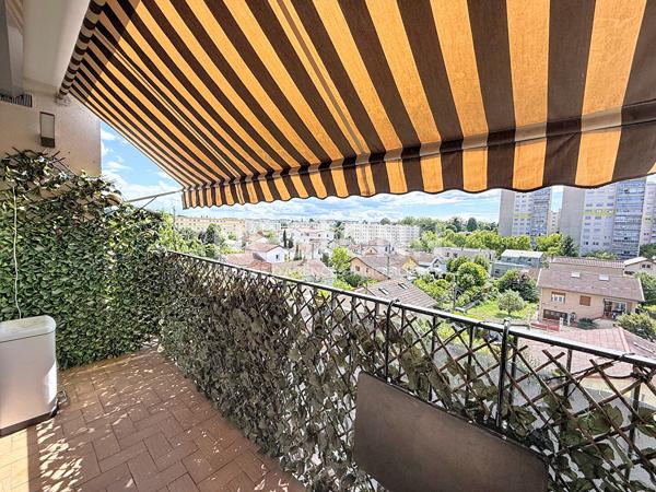Appartement traversant moderne de 4 Pièces avec Cave et Parking en dernier étage - 69500 BRON
