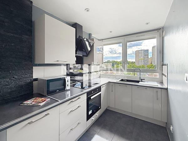 Appartement traversant moderne de 4 Pièces avec Cave et Parking en dernier étage - 69500 BRON