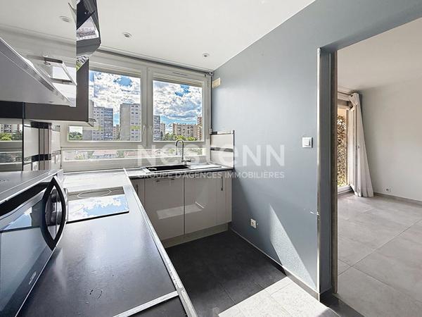 Appartement traversant moderne de 4 Pièces avec Cave et Parking en dernier étage - 69500 BRON