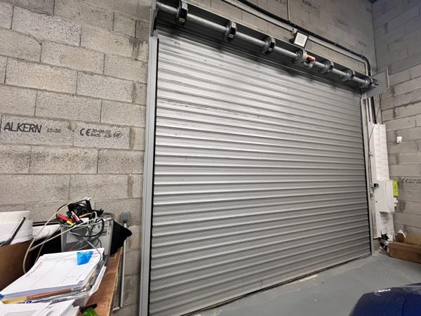 Locaux professionnels multi-usages en Zone industrielle
