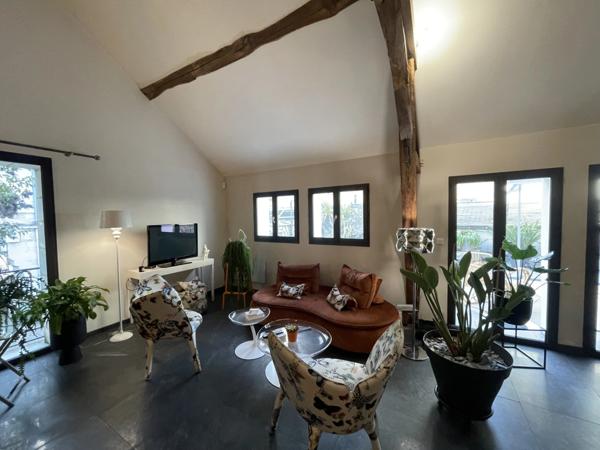 PRODUIT UNIQUE SUR SAUMUR CENTRE 120M2 HABITABLE 3 CHAMBRES 100M2 DE TERRASSE 1 PLACE DE PARKING PRIVATIVE