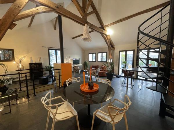 PRODUIT UNIQUE SUR SAUMUR CENTRE 120M2 HABITABLE 3 CHAMBRES 100M2 DE TERRASSE 1 PLACE DE PARKING PRIVATIVE