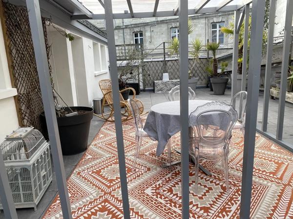 PRODUIT UNIQUE SUR SAUMUR CENTRE 120M2 HABITABLE 3 CHAMBRES 100M2 DE TERRASSE 1 PLACE DE PARKING PRIVATIVE