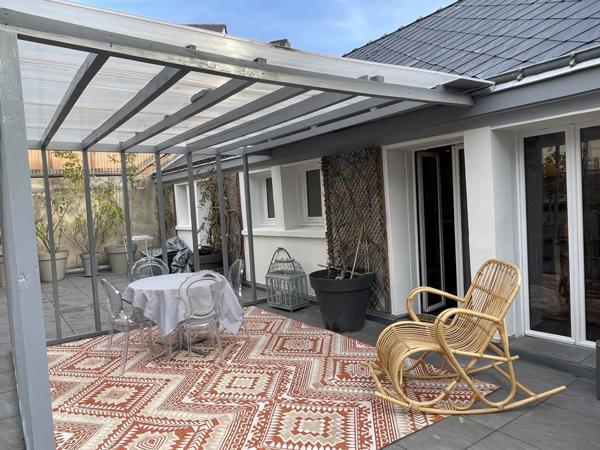 PRODUIT UNIQUE SUR SAUMUR CENTRE 120M2 HABITABLE 3 CHAMBRES 100M2 DE TERRASSE 1 PLACE DE PARKING PRIVATIVE