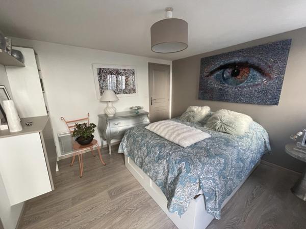 PRODUIT UNIQUE SUR SAUMUR CENTRE 120M2 HABITABLE 3 CHAMBRES 100M2 DE TERRASSE 1 PLACE DE PARKING PRIVATIVE