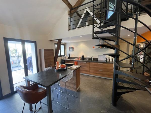 PRODUIT UNIQUE SUR SAUMUR CENTRE 120M2 HABITABLE 3 CHAMBRES 100M2 DE TERRASSE 1 PLACE DE PARKING PRIVATIVE