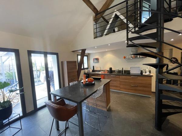 PRODUIT UNIQUE SUR SAUMUR CENTRE 120M2 HABITABLE 3 CHAMBRES 100M2 DE TERRASSE 1 PLACE DE PARKING PRIVATIVE