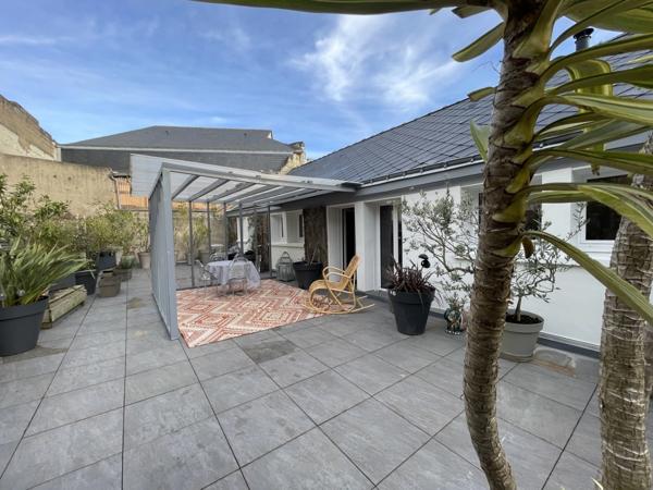 PRODUIT UNIQUE SUR SAUMUR CENTRE 120M2 HABITABLE 3 CHAMBRES 100M2 DE TERRASSE 1 PLACE DE PARKING PRIVATIVE