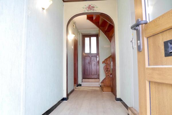 MAISON DE VILLE AVEC GARAGE, NOMBREUSES POSSIBILITES